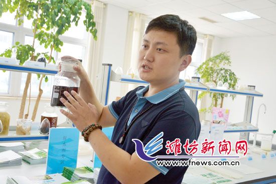 王曉凱正在介紹&ldquo;旱地寶&rdquo;的優(yōu)勢(shì)。